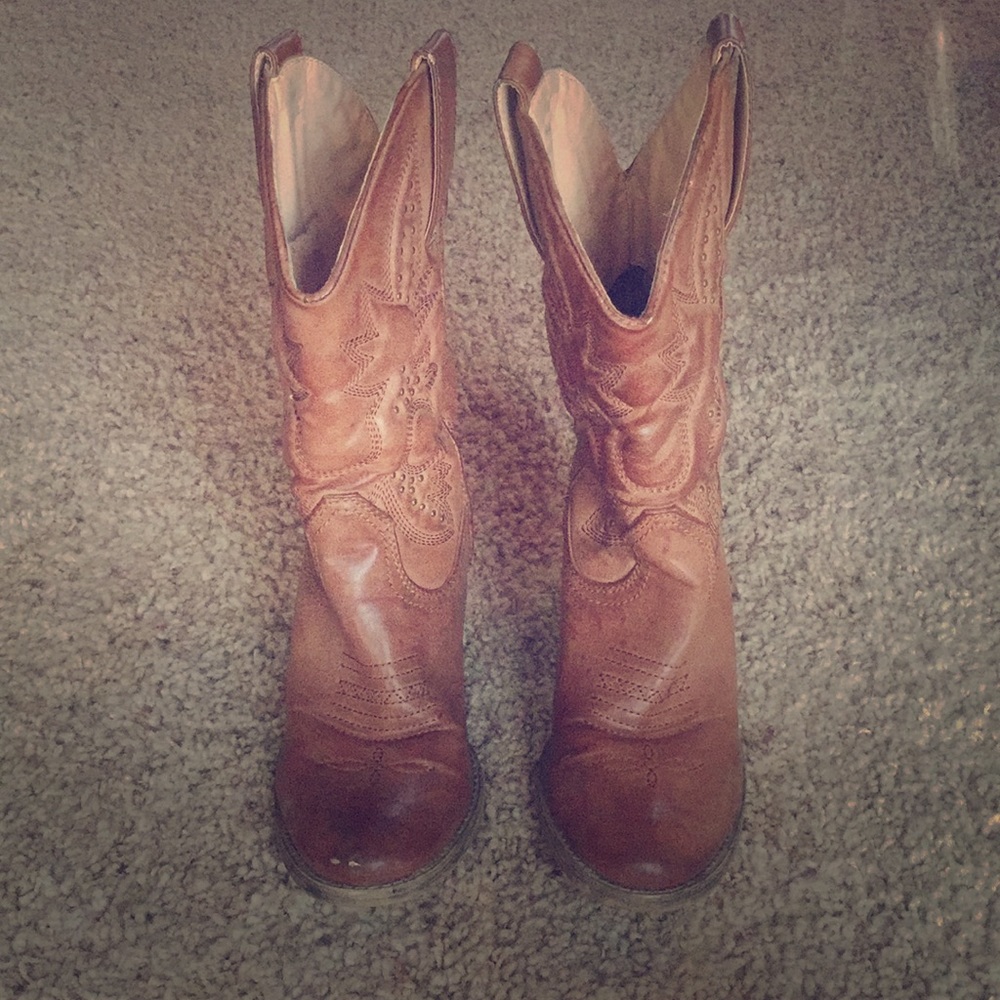 VERY VOLATILE • Western studded boots